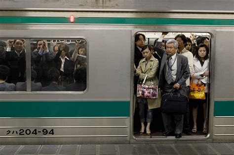 Ein Teenager aus Tokio wird in einer überfüllten U